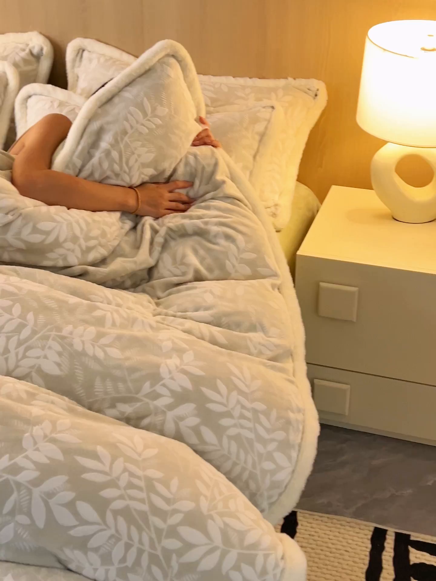 91家纺网 家纺一手货源 找家纺 晨曦家纺 2025新款兔毛包边雕花琅花牛奶绒四件套复古高级感轻奢 叶叶情深