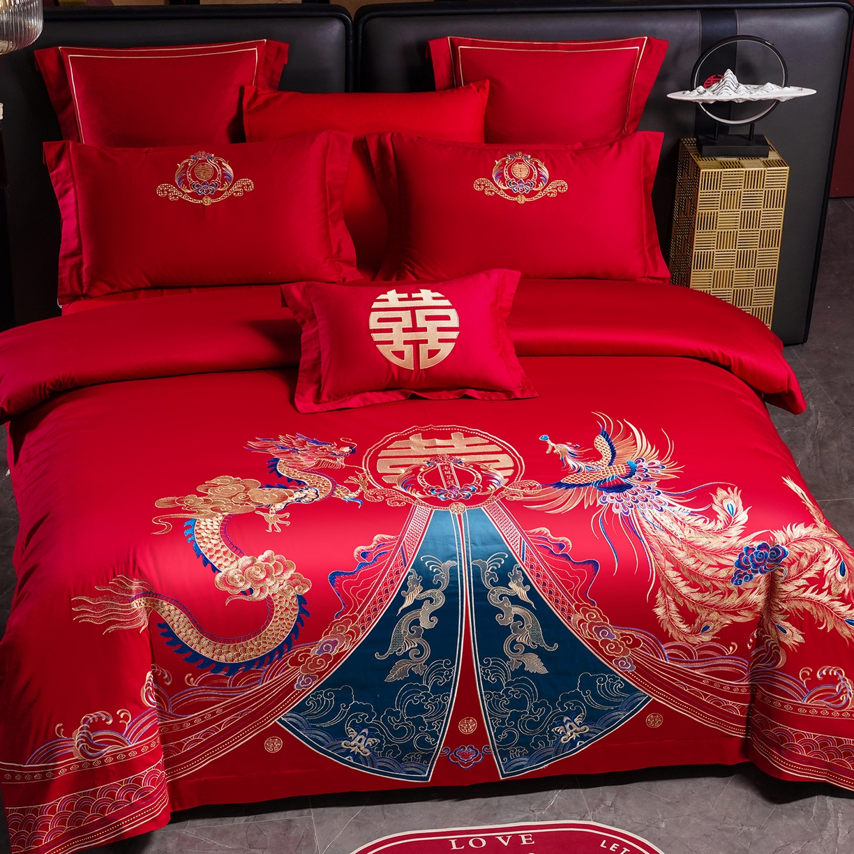 91家纺网 家纺一手货源 找家纺 置顶家纺 2025新款新中式婚庆亲肤刺绣四件套 祥云瑞彩-大红