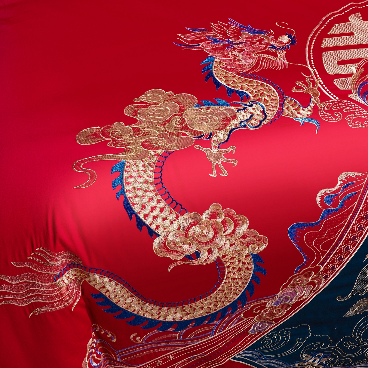 91家纺网 家纺一手货源 找家纺 置顶家纺 2025新款新中式婚庆亲肤刺绣四件套 祥云瑞彩-大红