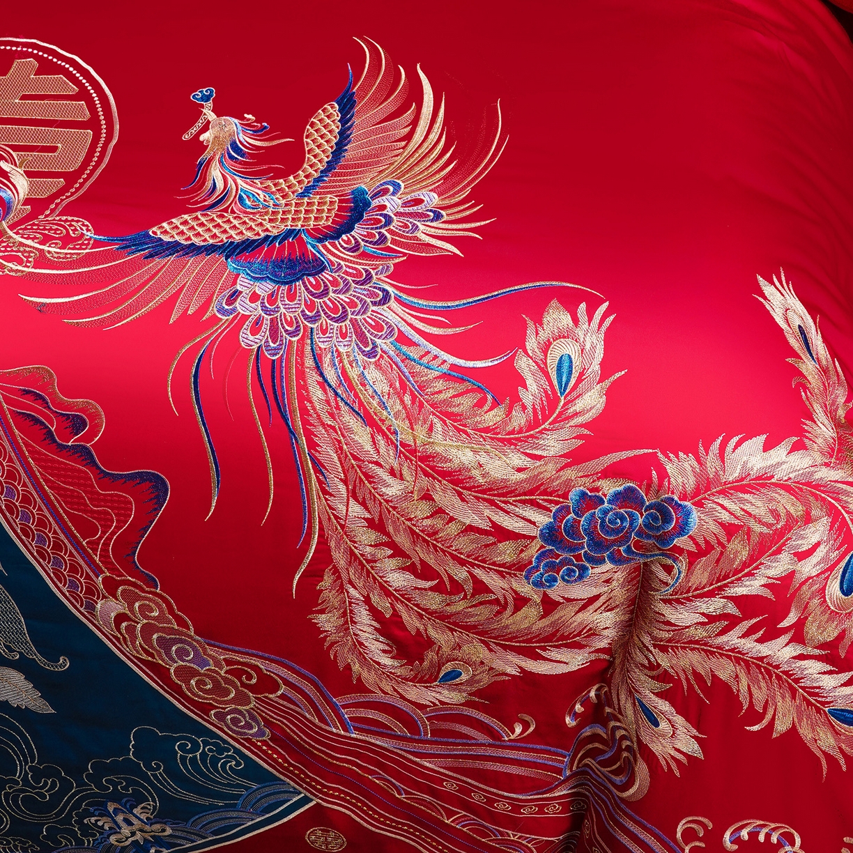 91家纺网 家纺一手货源 找家纺 置顶家纺 2025新款新中式婚庆亲肤刺绣四件套 祥云瑞彩-大红