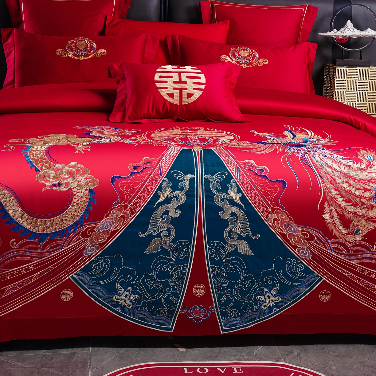 91家纺网 家纺一手货源 找家纺 置顶家纺 2025新款新中式婚庆亲肤刺绣四件套 祥云瑞彩-大红