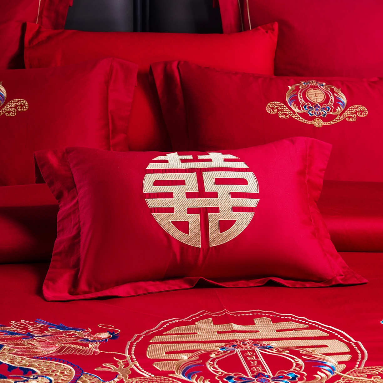 91家纺网 家纺一手货源 找家纺 置顶家纺 2025新款新中式婚庆亲肤刺绣四件套 祥云瑞彩-大红