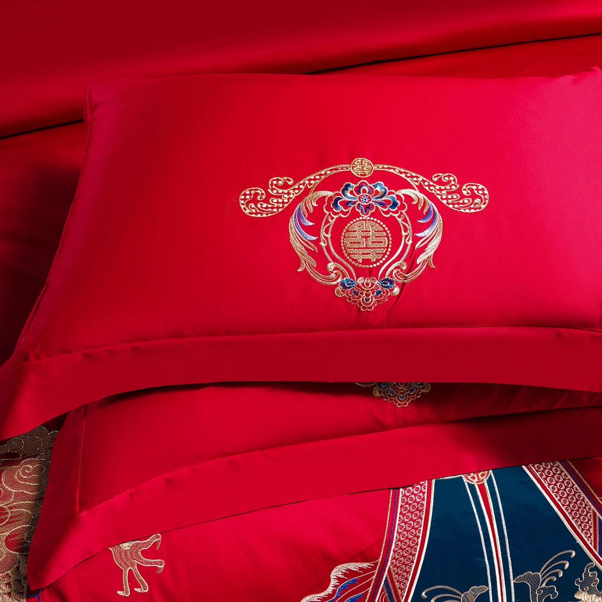 91家纺网 家纺一手货源 找家纺 置顶家纺 2025新款新中式婚庆亲肤刺绣四件套 祥云瑞彩-大红