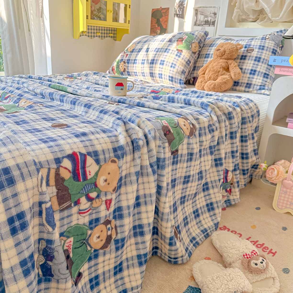 91家纺网 家纺一手货源 找家纺 韩巢家纺 2025新款四季可用牛奶绒多功能毛毯 穿鞋的熊