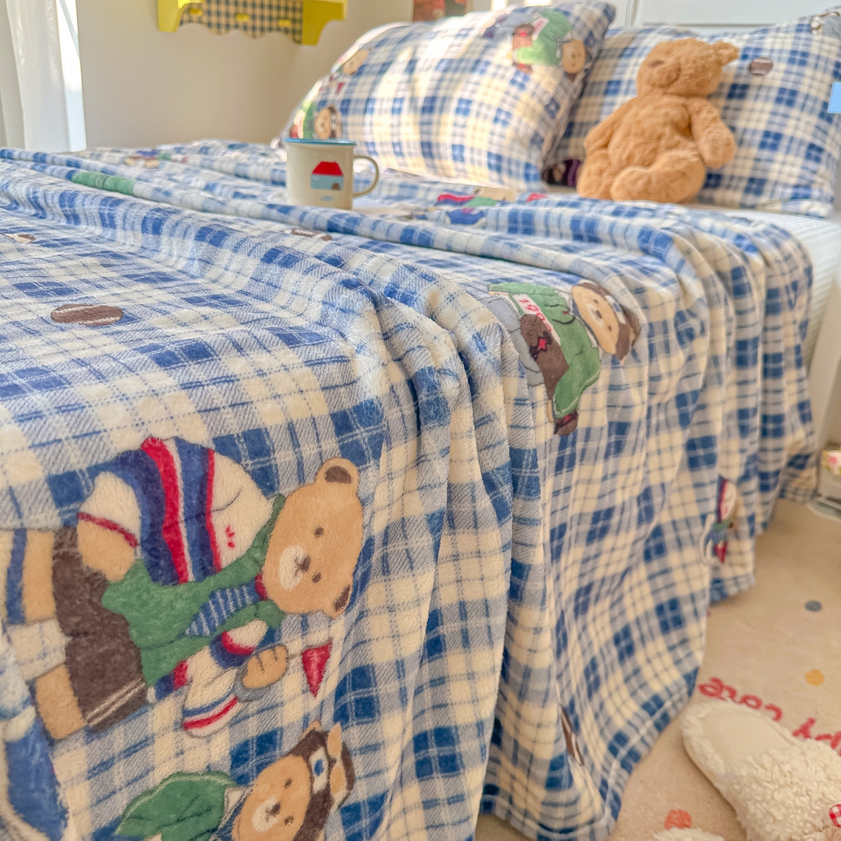 91家纺网 家纺一手货源 找家纺 韩巢家纺 2025新款四季可用牛奶绒多功能毛毯 穿鞋的熊