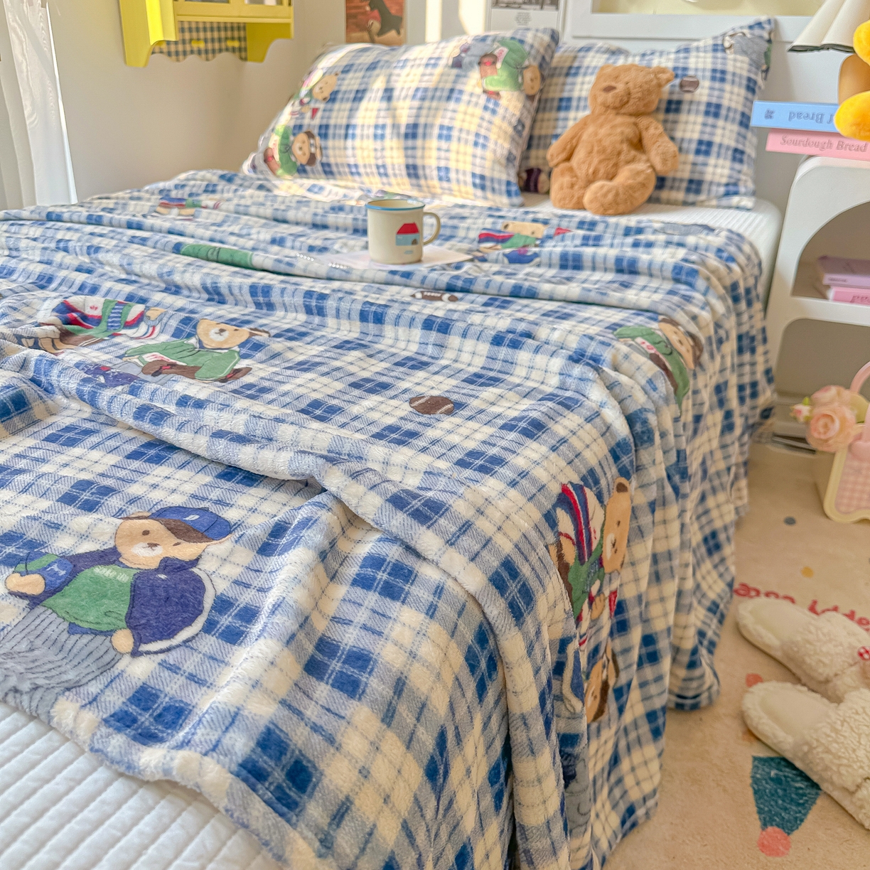 91家纺网 家纺一手货源 找家纺 韩巢家纺 2025新款四季可用牛奶绒多功能毛毯 穿鞋的熊