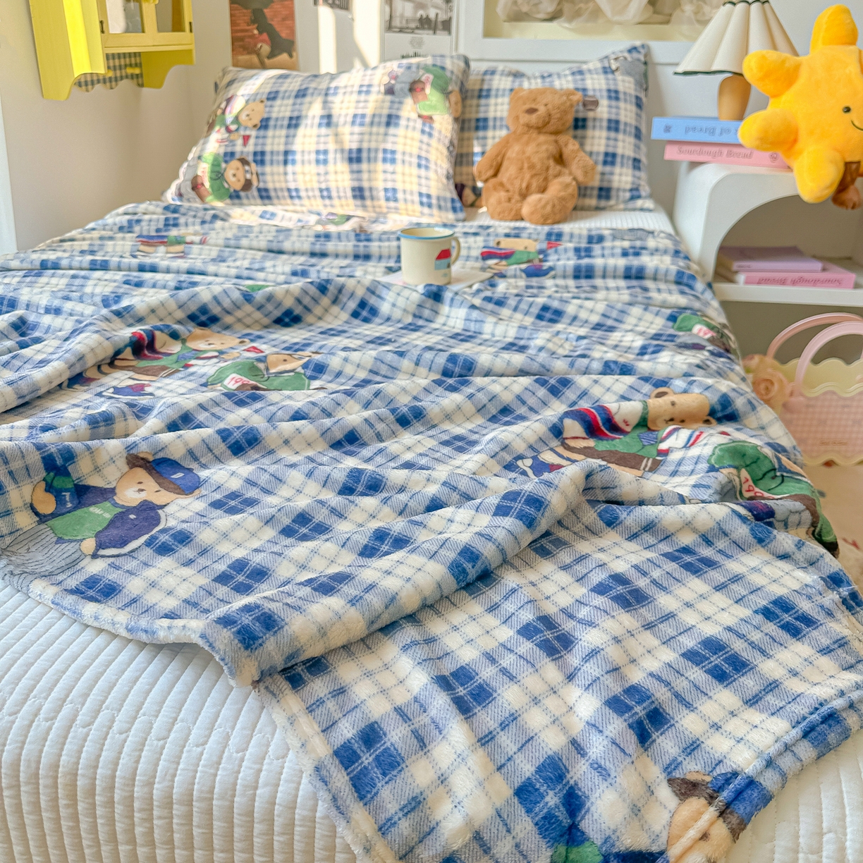 91家纺网 家纺一手货源 找家纺 韩巢家纺 2025新款四季可用牛奶绒多功能毛毯 穿鞋的熊