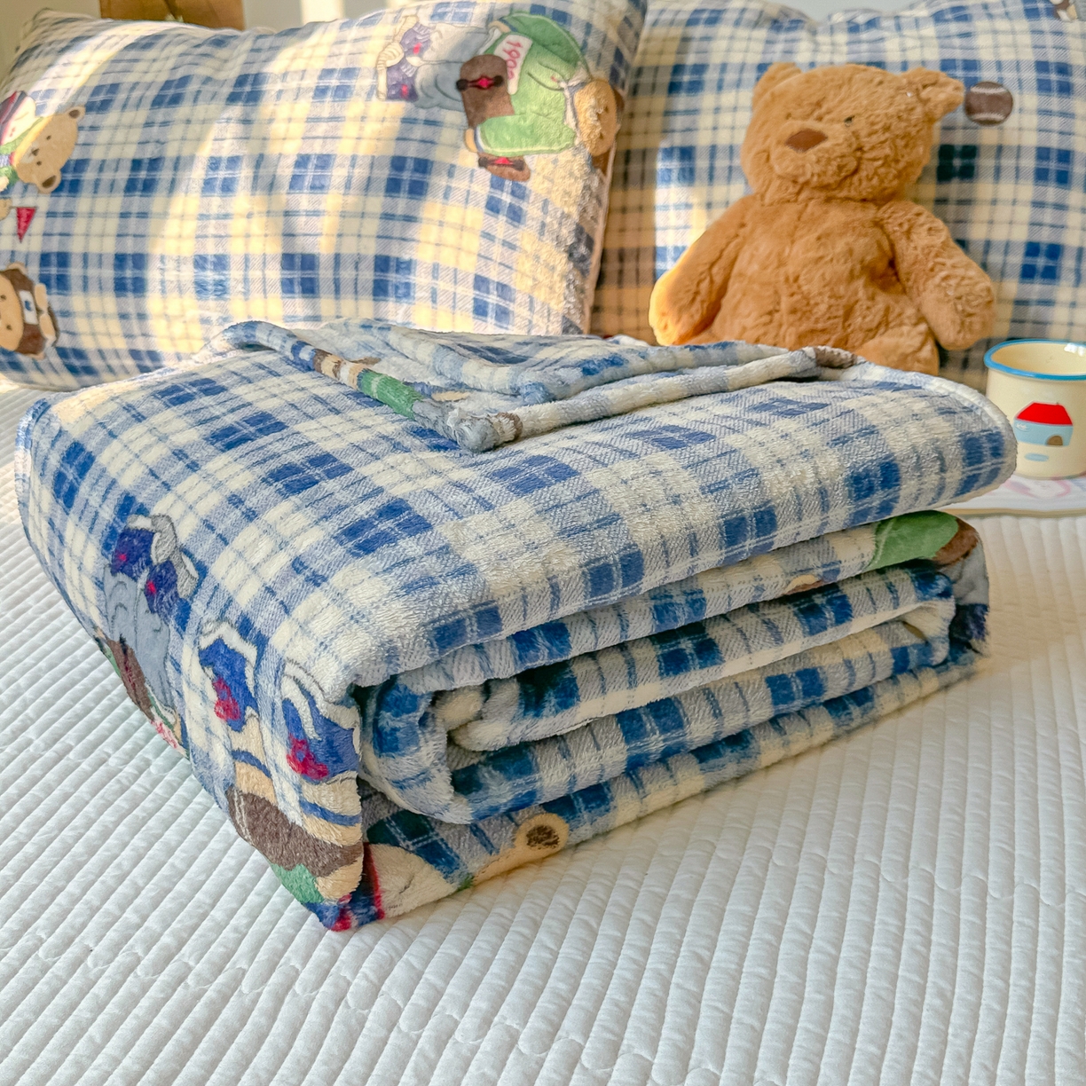 91家纺网 家纺一手货源 找家纺 韩巢家纺 2025新款四季可用牛奶绒多功能毛毯 穿鞋的熊