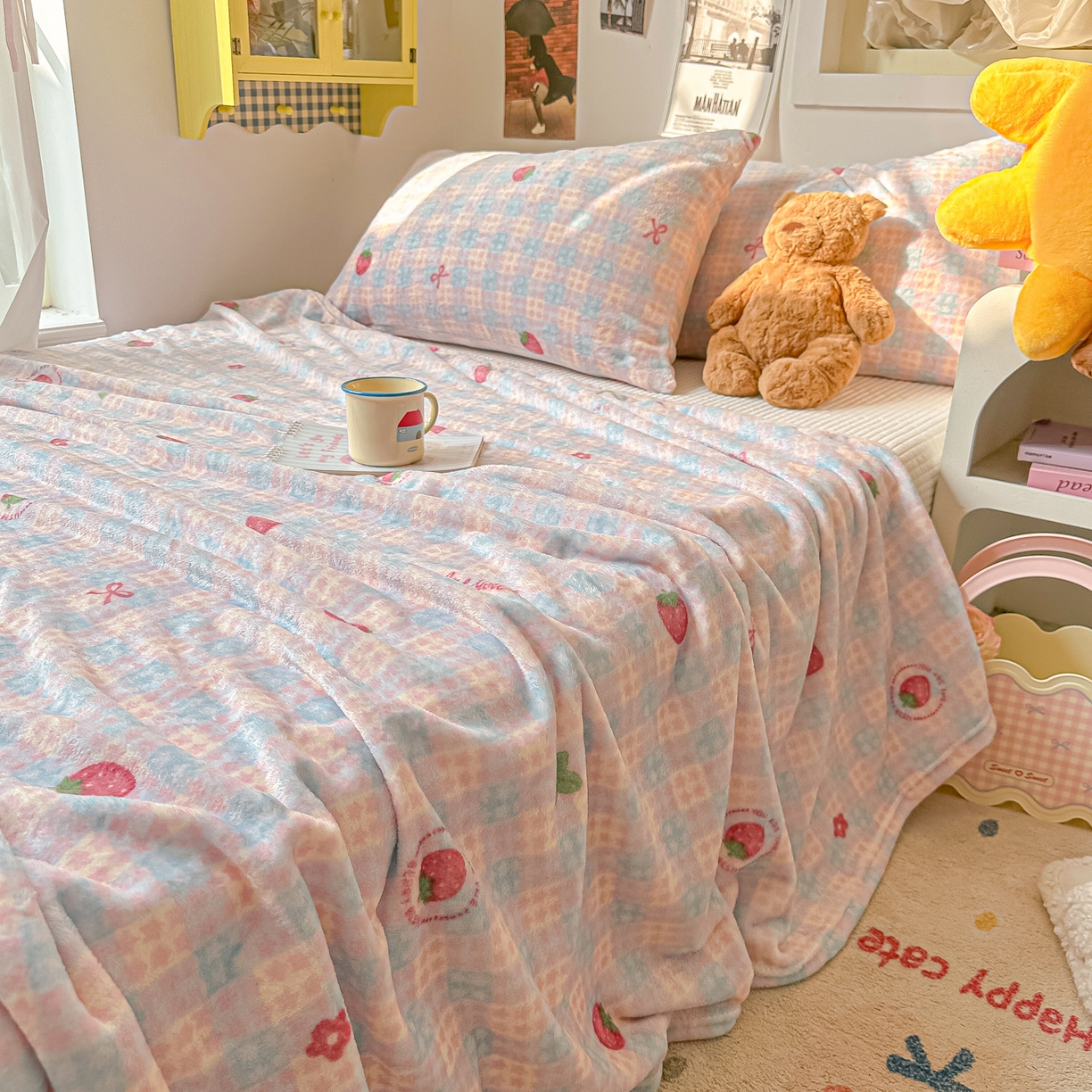 91家纺网 家纺一手货源 找家纺 韩巢家纺 2025新款四季可用牛奶绒多功能毛毯 草莓奶茶