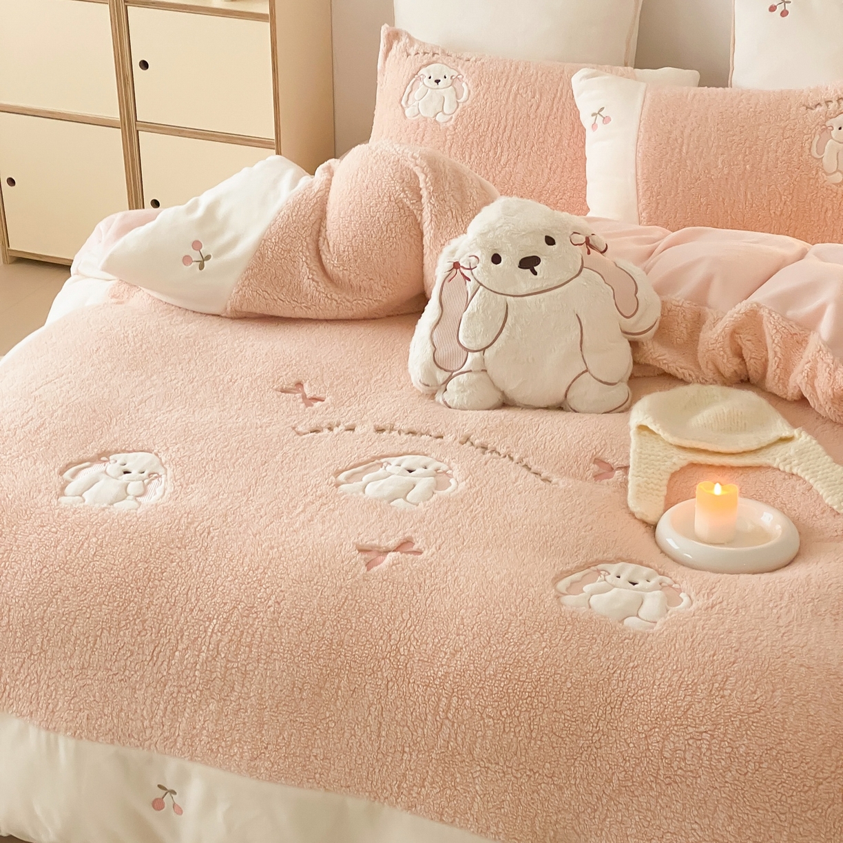 91家纺网 家纺一手货源 找家纺 MIU缪家居 2025新款A版兔毛B版牛奶绒四件套-呆萌兔 呆萌兔-玉粉