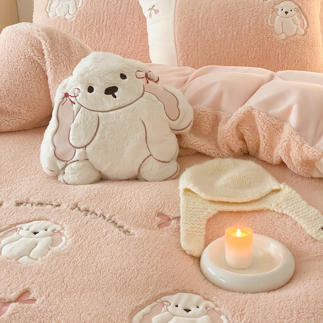 91家纺网 家纺一手货源 找家纺 MIU缪家居 2025新款A版兔毛B版牛奶绒四件套-呆萌兔 呆萌兔-玉粉