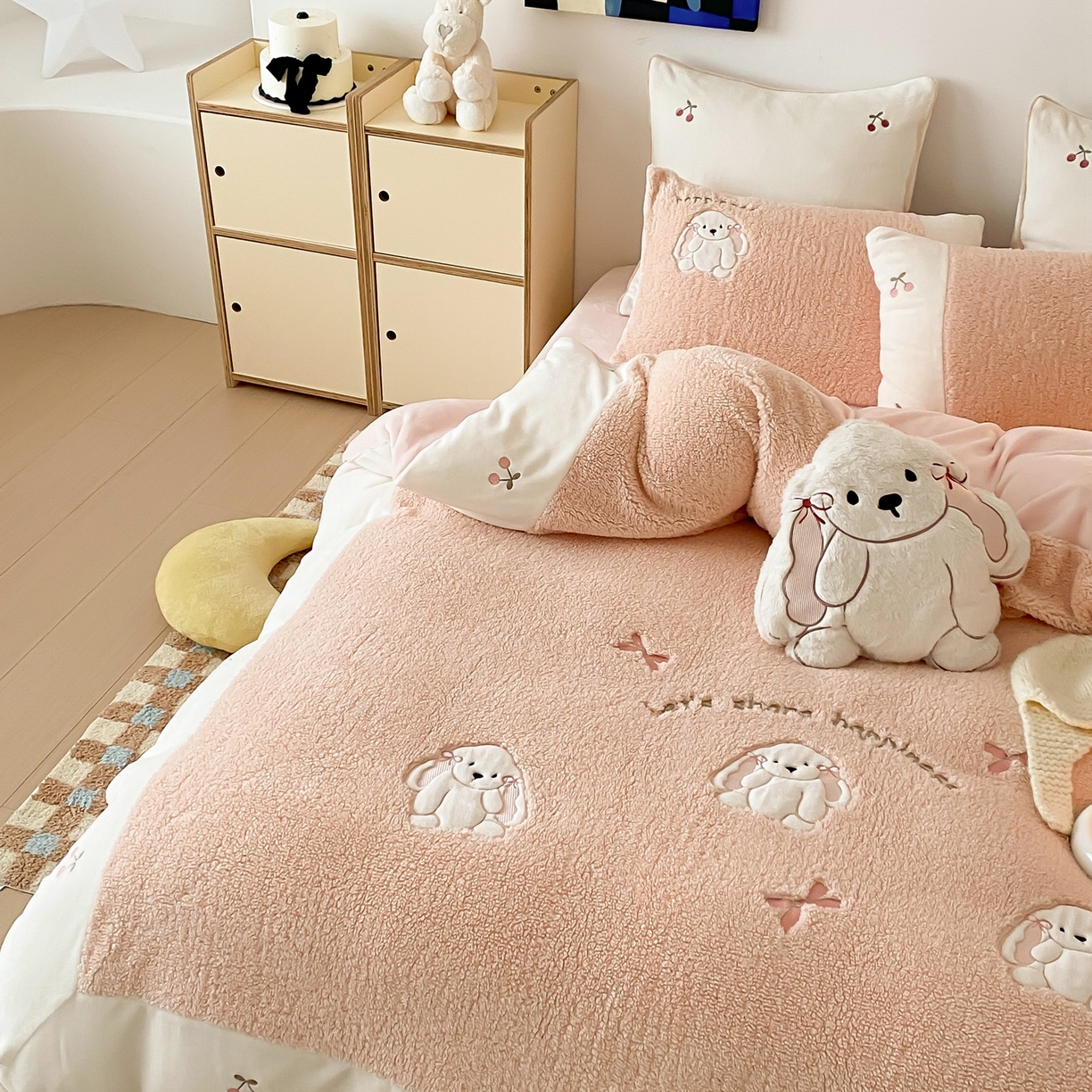 91家纺网 家纺一手货源 找家纺 MIU缪家居 2025新款A版兔毛B版牛奶绒四件套-呆萌兔 呆萌兔-玉粉