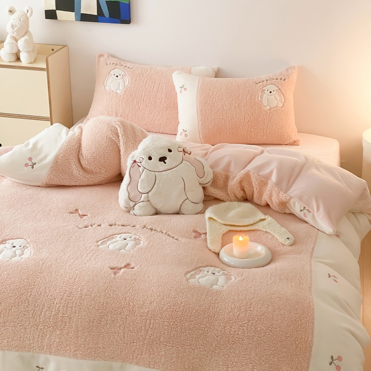 91家纺网 家纺一手货源 找家纺 MIU缪家居 2025新款A版兔毛B版牛奶绒四件套-呆萌兔 呆萌兔-玉粉