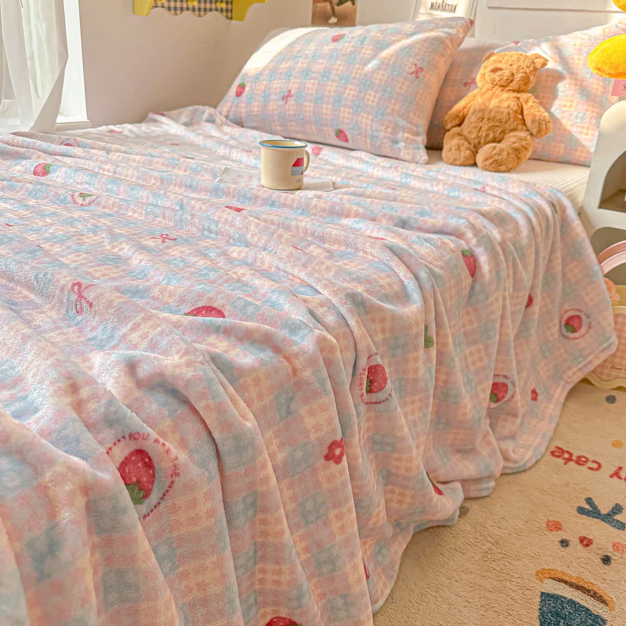 91家纺网 家纺一手货源 找家纺 韩巢家纺 2025新款四季可用牛奶绒多功能毛毯 草莓奶茶