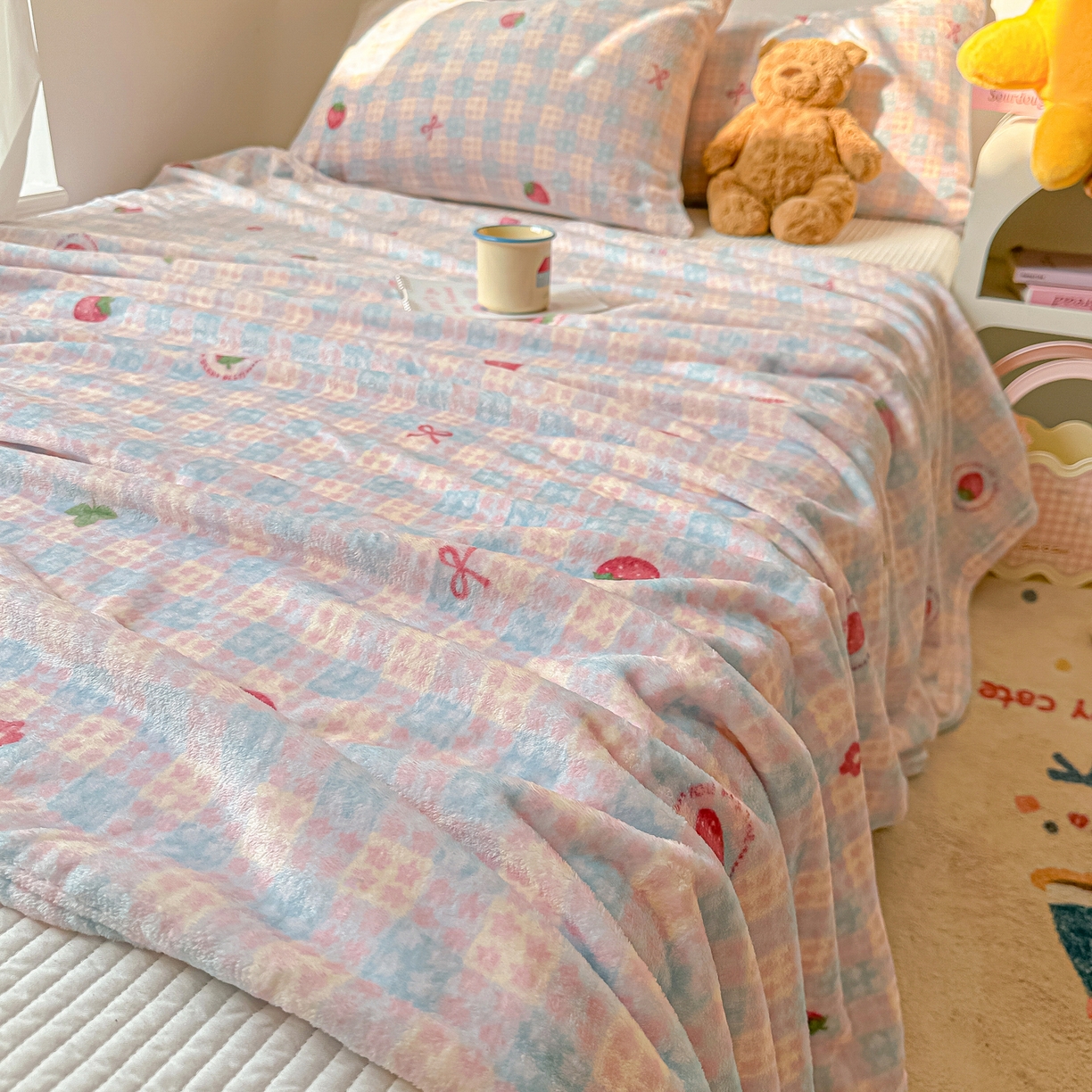 91家纺网 家纺一手货源 找家纺 韩巢家纺 2025新款四季可用牛奶绒多功能毛毯 草莓奶茶