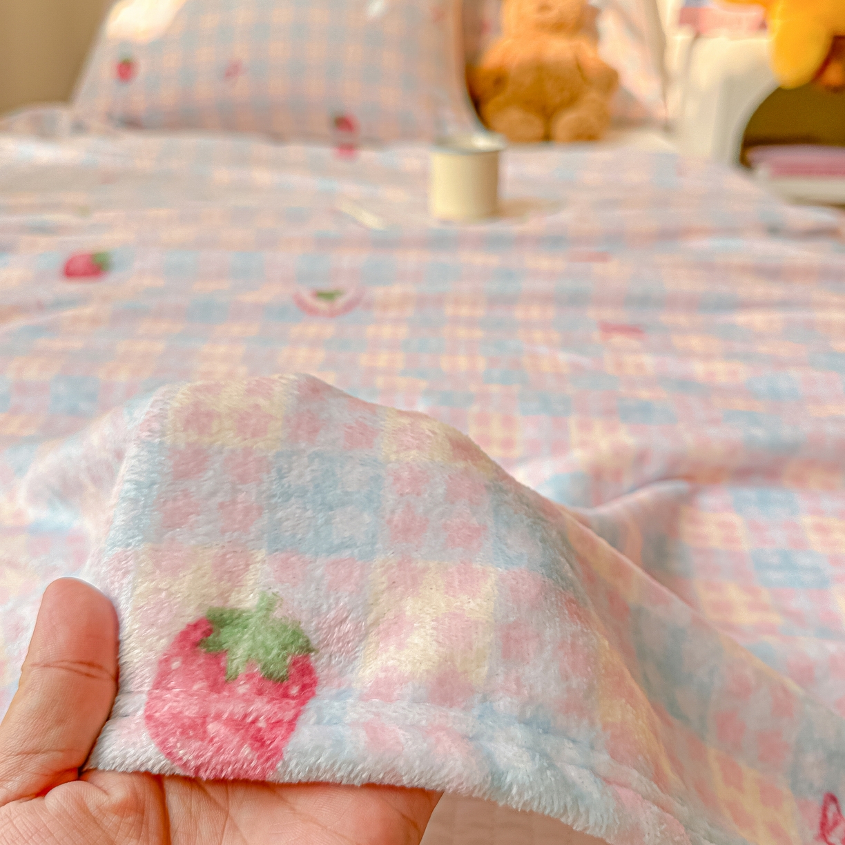 91家纺网 家纺一手货源 找家纺 韩巢家纺 2025新款四季可用牛奶绒多功能毛毯 草莓奶茶