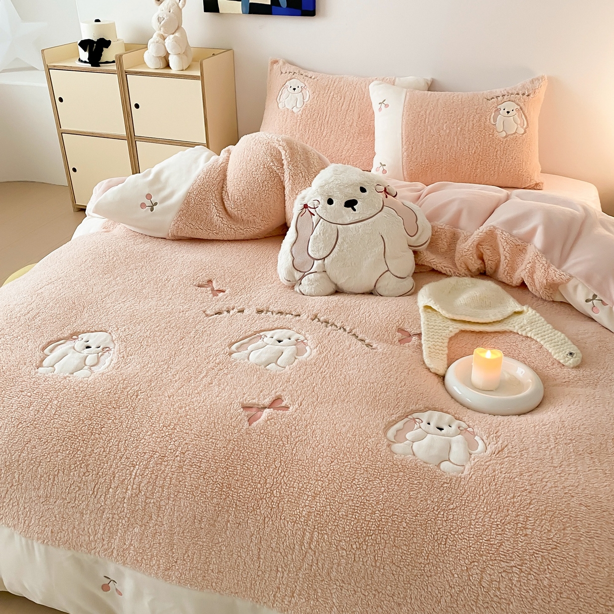 91家纺网 家纺一手货源 找家纺 MIU缪家居 2025新款A版兔毛B版牛奶绒四件套-呆萌兔 呆萌兔-玉粉