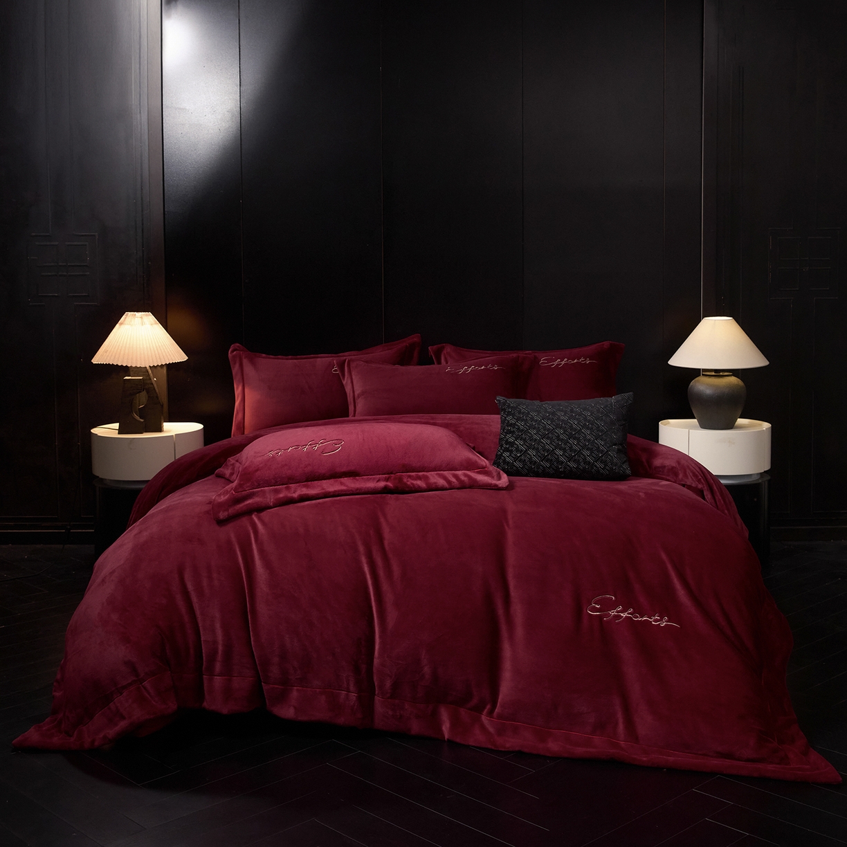 91家纺网 家纺一手货源 找家纺 （总）控价 2025新款 床盖款240克全消光A类刺绣牛奶绒四件套-赫本