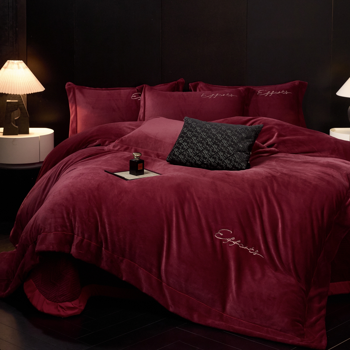 91家纺网 家纺一手货源 找家纺 （总）控价 2025新款 床盖款240克全消光A类刺绣牛奶绒四件套-赫本