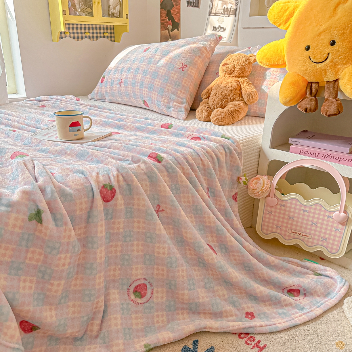 91家纺网 家纺一手货源 找家纺 韩巢家纺 2025新款四季可用牛奶绒多功能毛毯 草莓奶茶