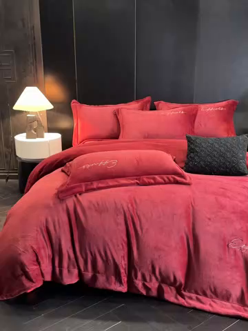 91家纺网 家纺一手货源 找家纺 （总）控价 2025新款 床盖款240克全消光A类刺绣牛奶绒四件套-赫本