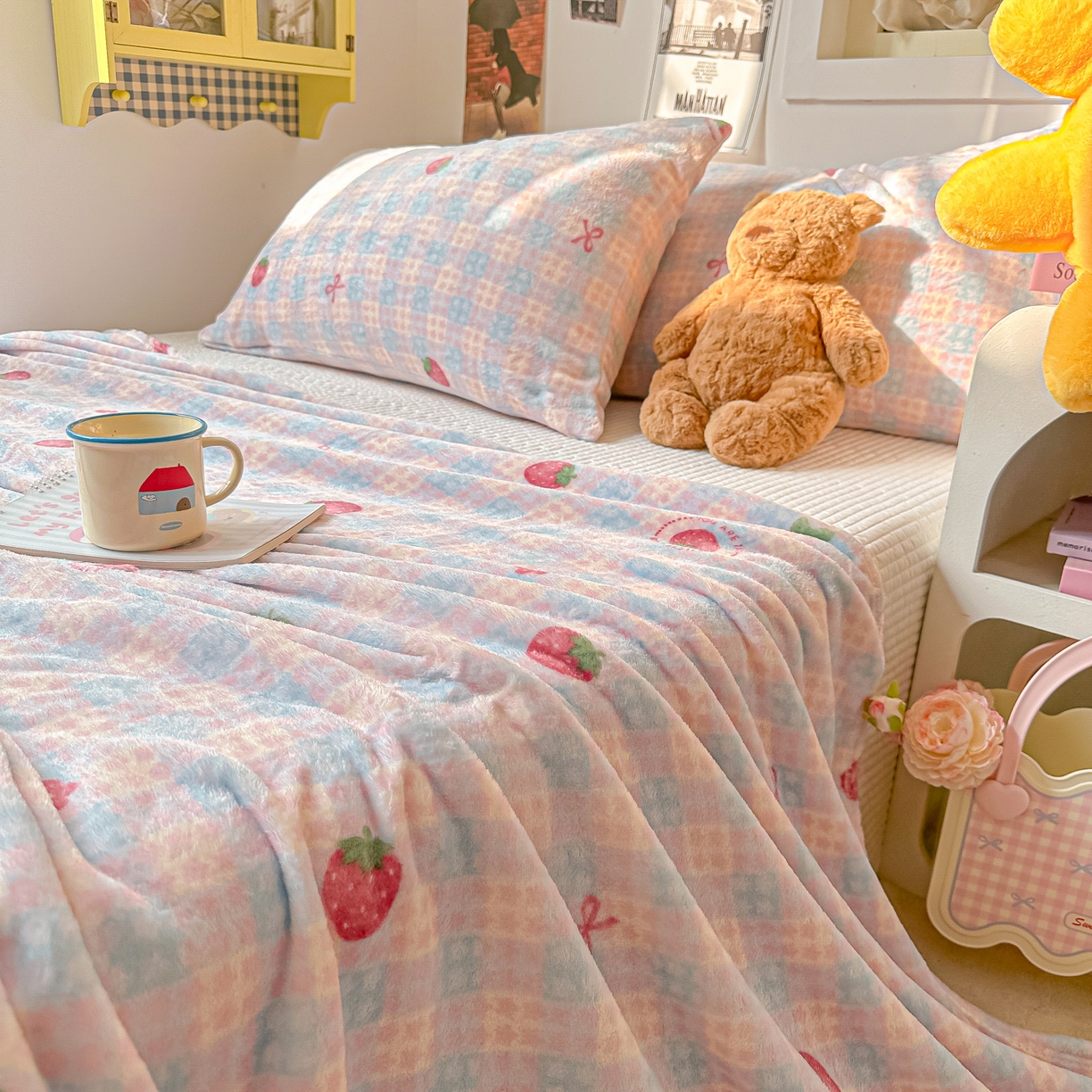 91家纺网 家纺一手货源 找家纺 韩巢家纺 2025新款四季可用牛奶绒多功能毛毯 草莓奶茶