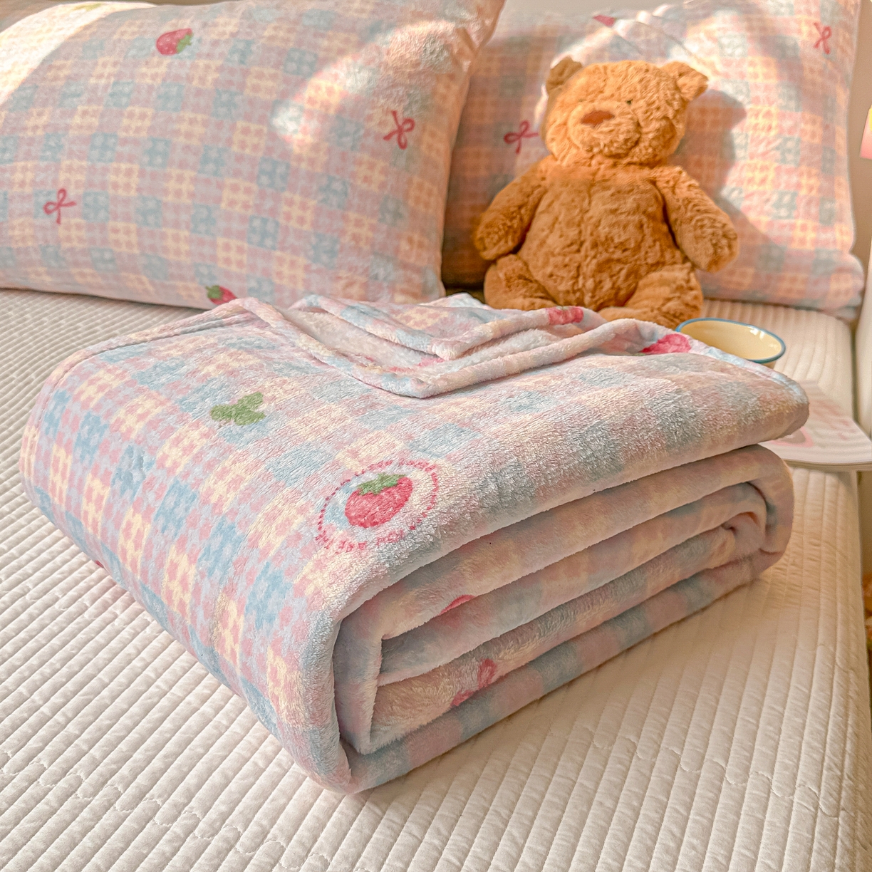 91家纺网 家纺一手货源 找家纺 韩巢家纺 2025新款四季可用牛奶绒多功能毛毯 草莓奶茶