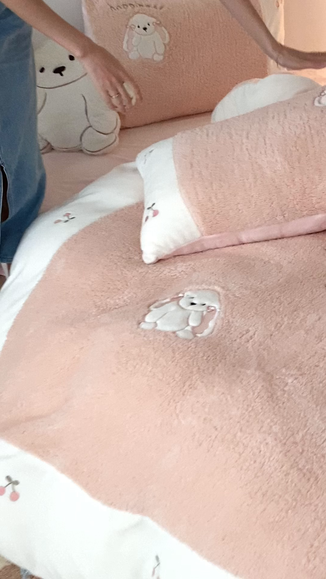 91家纺网 家纺一手货源 找家纺 MIU缪家居 2025新款A版兔毛B版牛奶绒四件套-呆萌兔 呆萌兔-玉粉