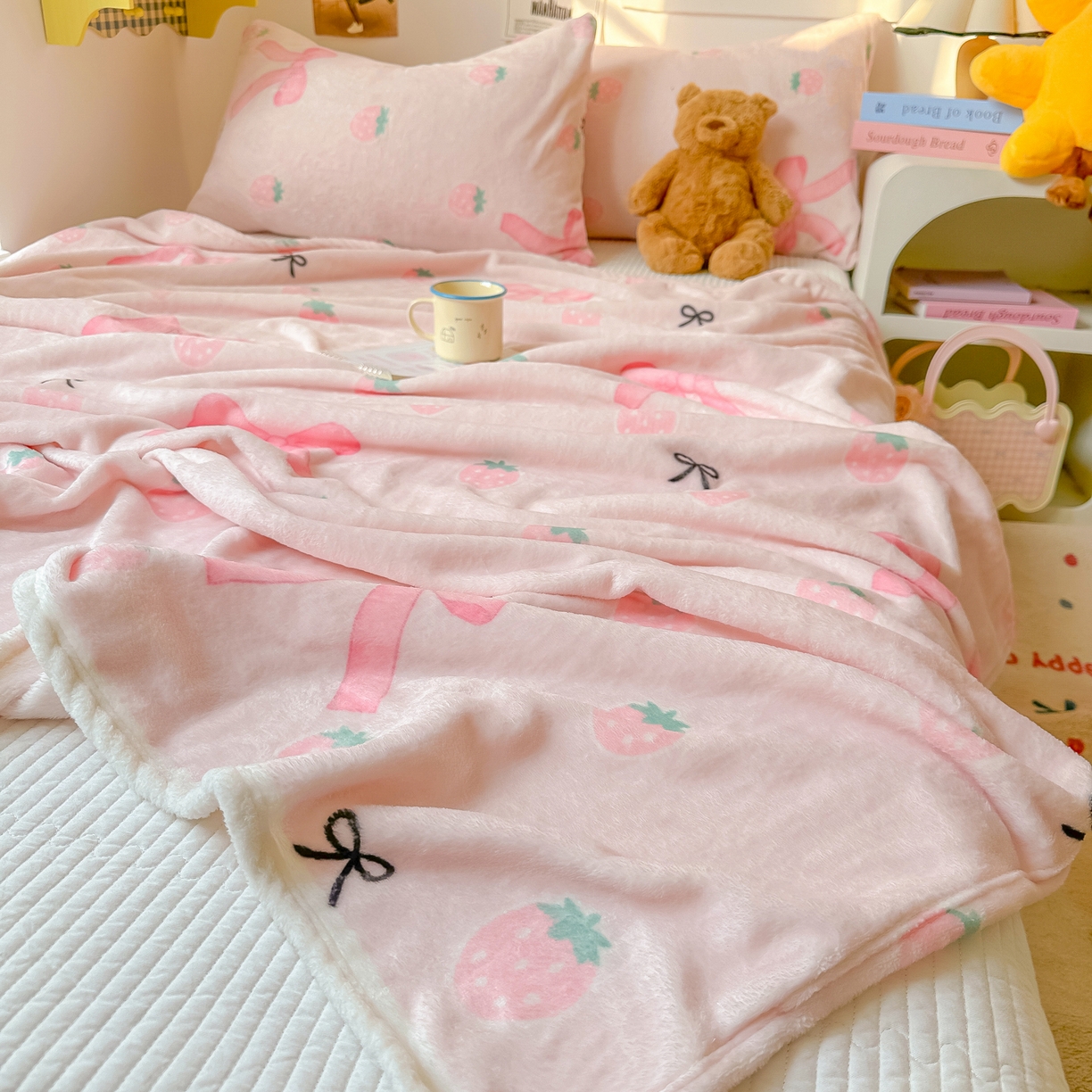 91家纺网 家纺一手货源 找家纺 韩巢家纺 2025新款四季可用牛奶绒多功能毛毯 草莓园