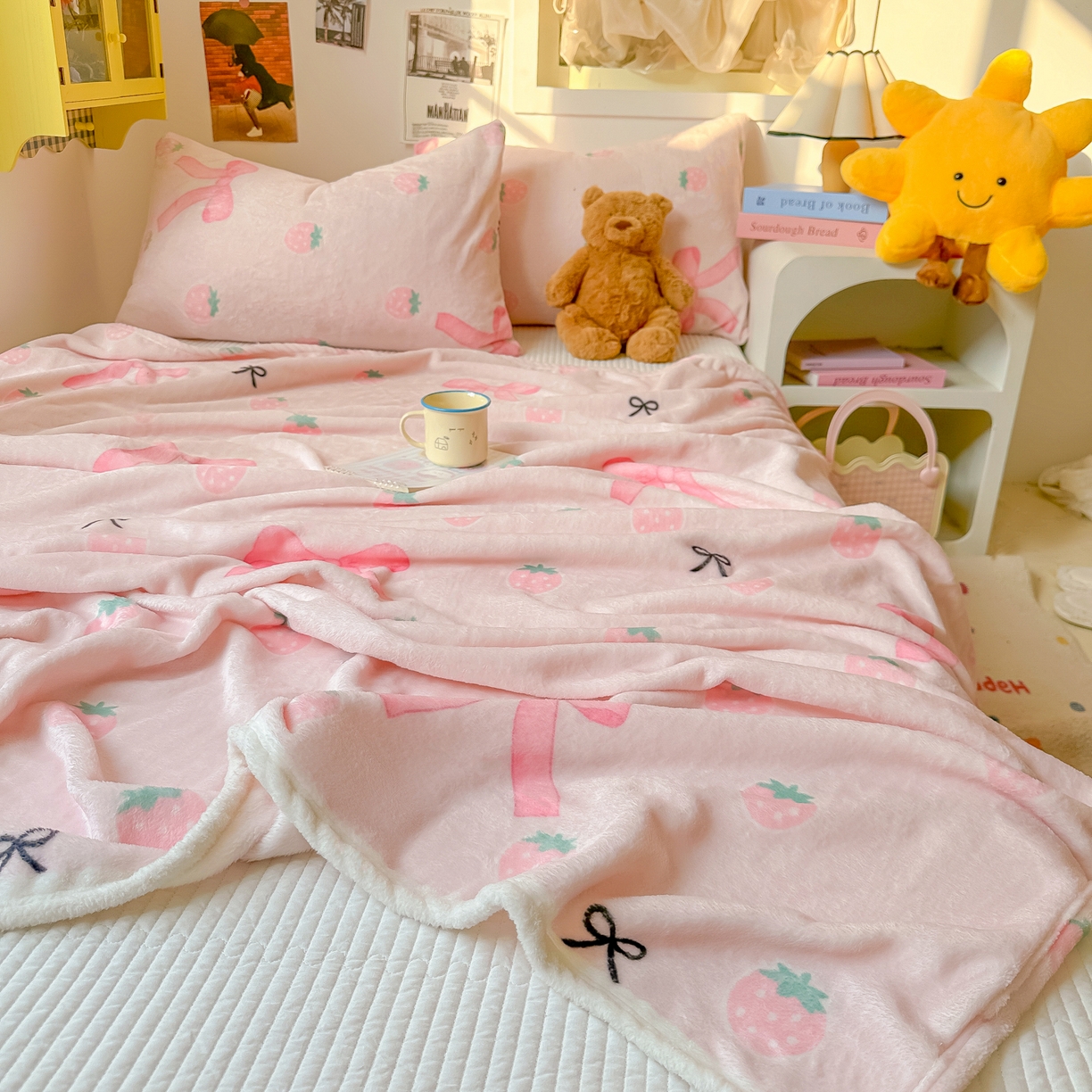 91家纺网 家纺一手货源 找家纺 韩巢家纺 2025新款四季可用牛奶绒多功能毛毯 草莓园