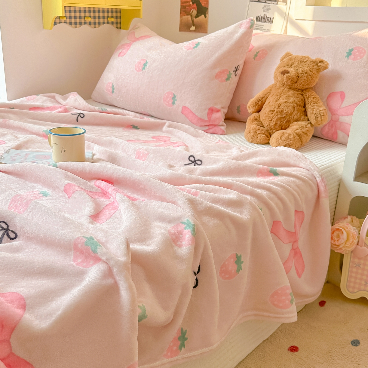 91家纺网 家纺一手货源 找家纺 韩巢家纺 2025新款四季可用牛奶绒多功能毛毯 草莓园