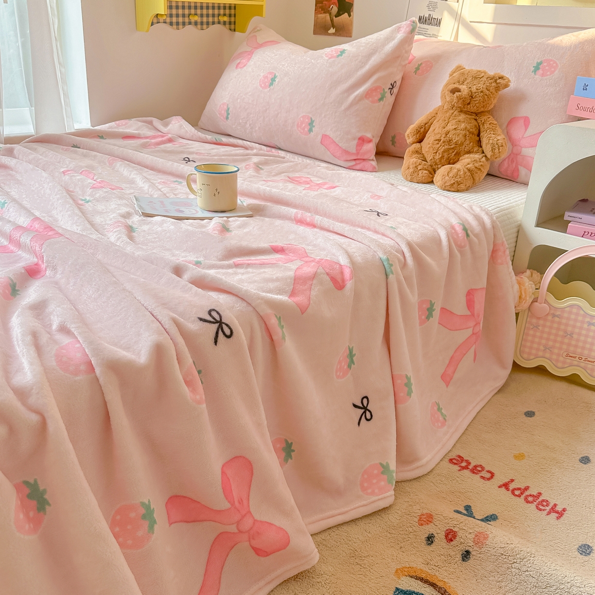 91家纺网 家纺一手货源 找家纺 韩巢家纺 2025新款四季可用牛奶绒多功能毛毯 草莓园