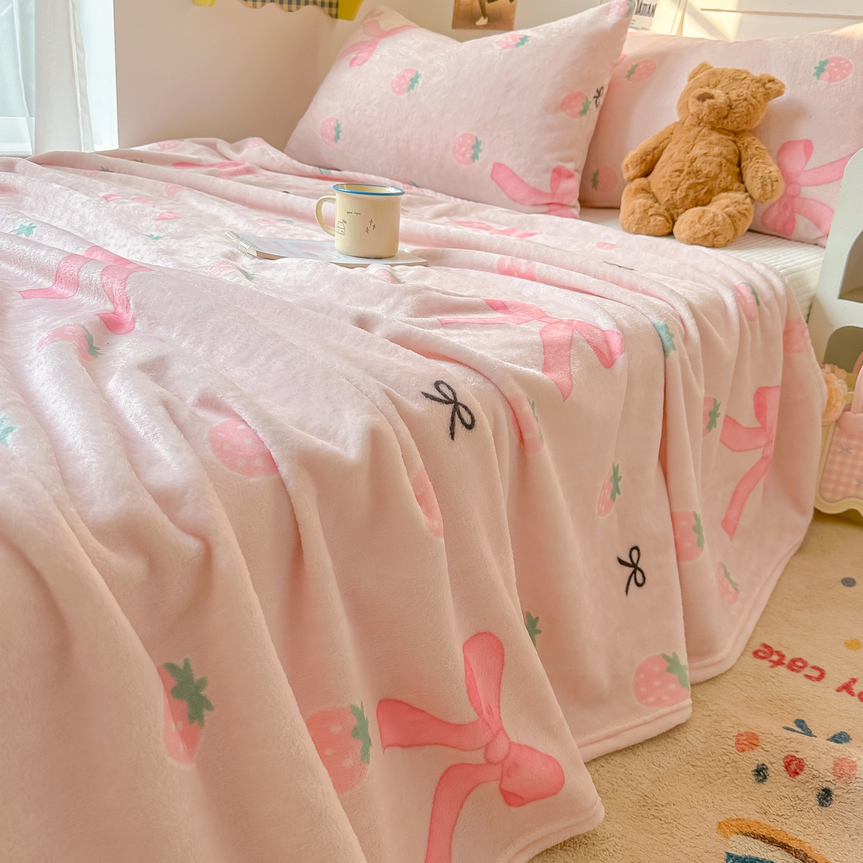 91家纺网 家纺一手货源 找家纺 韩巢家纺 2025新款四季可用牛奶绒多功能毛毯 草莓园