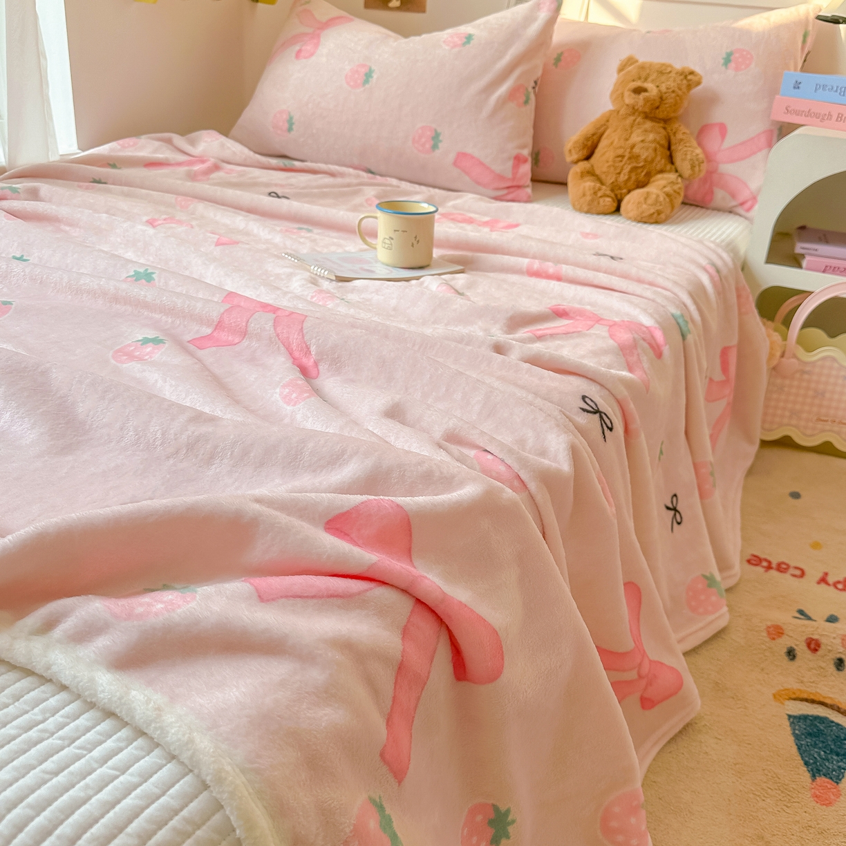 91家纺网 家纺一手货源 找家纺 韩巢家纺 2025新款四季可用牛奶绒多功能毛毯 草莓园