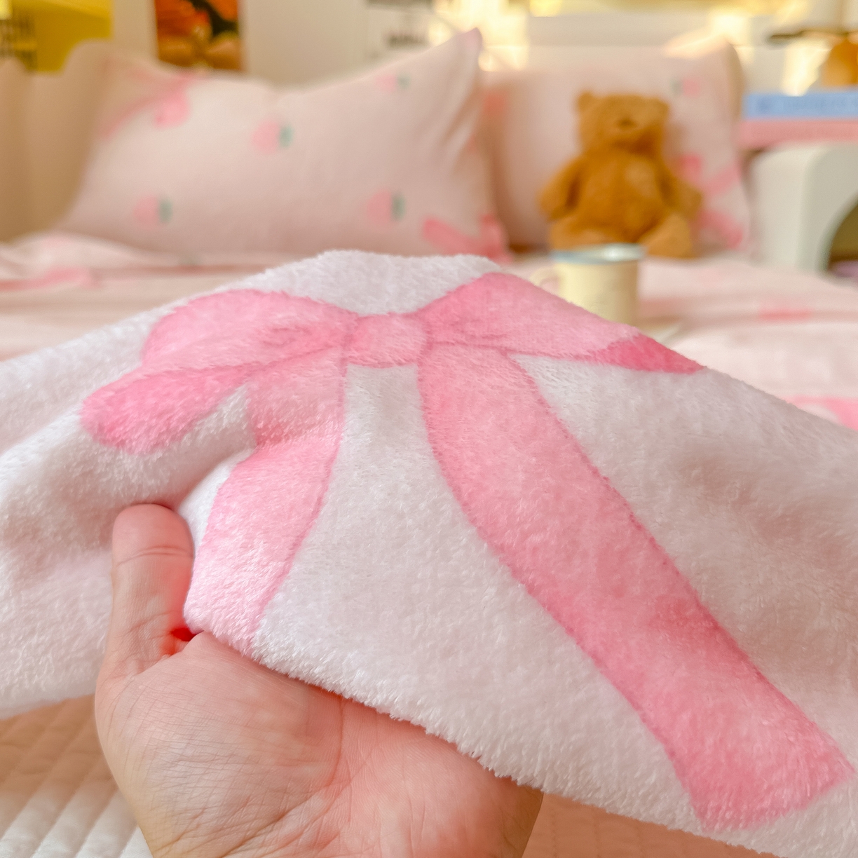 91家纺网 家纺一手货源 找家纺 韩巢家纺 2025新款四季可用牛奶绒多功能毛毯 草莓园