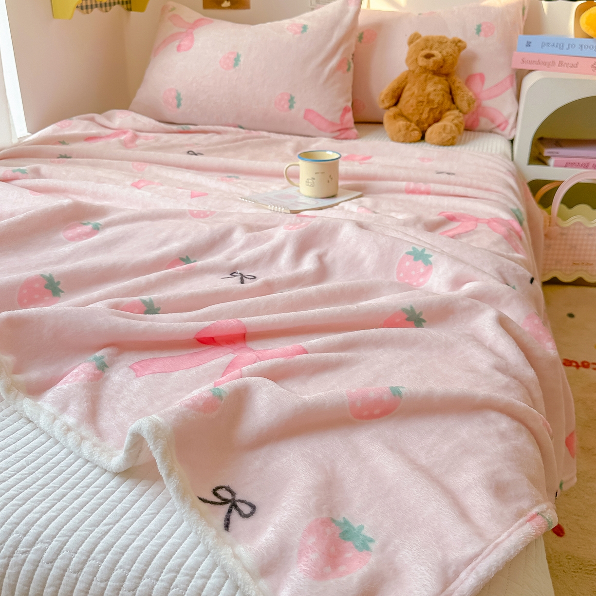 91家纺网 家纺一手货源 找家纺 韩巢家纺 2025新款四季可用牛奶绒多功能毛毯 草莓园