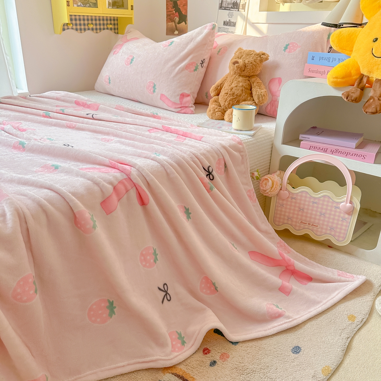 91家纺网 家纺一手货源 找家纺 韩巢家纺 2025新款四季可用牛奶绒多功能毛毯 草莓园