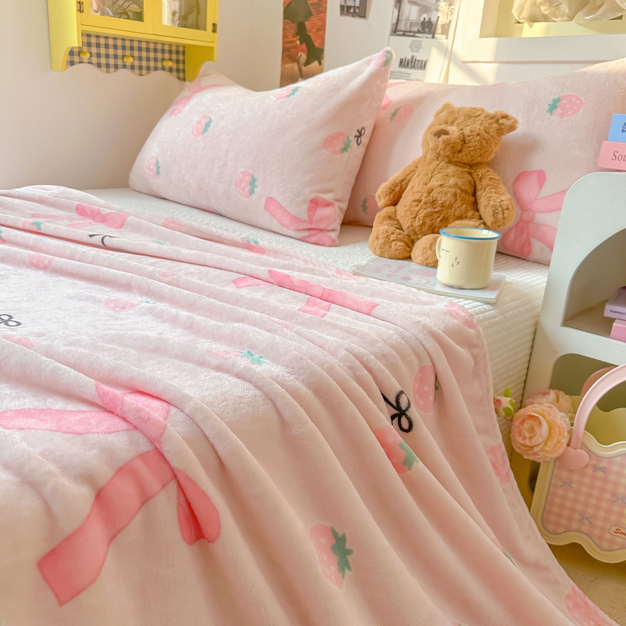 91家纺网 家纺一手货源 找家纺 韩巢家纺 2025新款四季可用牛奶绒多功能毛毯 草莓园