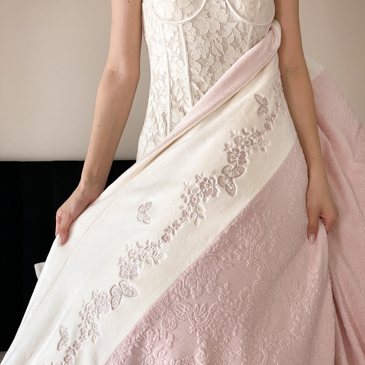 91家纺网 家纺一手货源 找家纺 MIU缪家居 2025新款雕花牛奶绒四件套-爱莉薇 爱莉薇-粉色