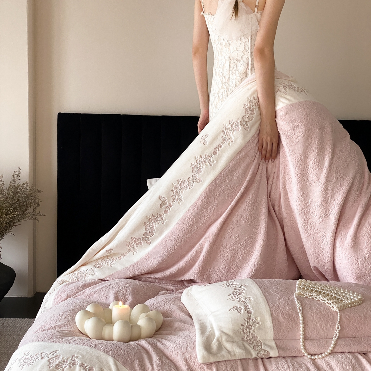 91家纺网 家纺一手货源 找家纺 MIU缪家居 2025新款雕花牛奶绒四件套-爱莉薇 爱莉薇-粉色