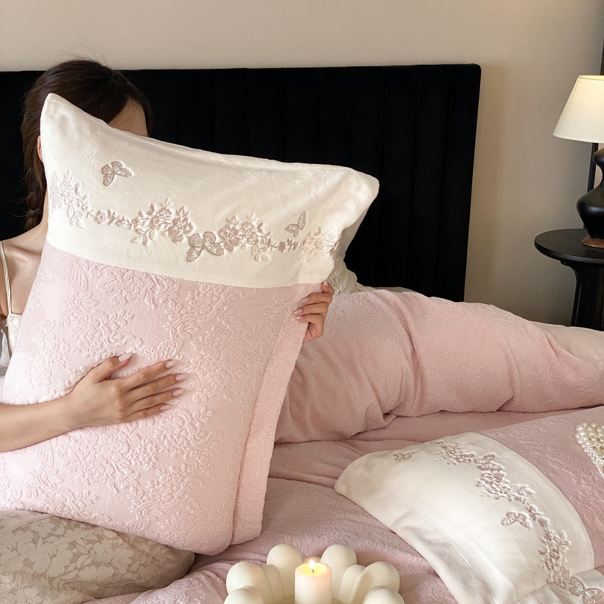 91家纺网 家纺一手货源 找家纺 MIU缪家居 2025新款雕花牛奶绒四件套-爱莉薇 爱莉薇-粉色