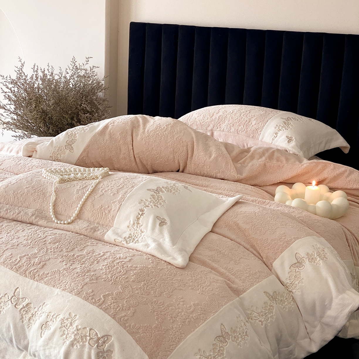 91家纺网 家纺一手货源 找家纺 MIU缪家居 2025新款雕花牛奶绒四件套-爱莉薇 爱莉薇-奶茶色