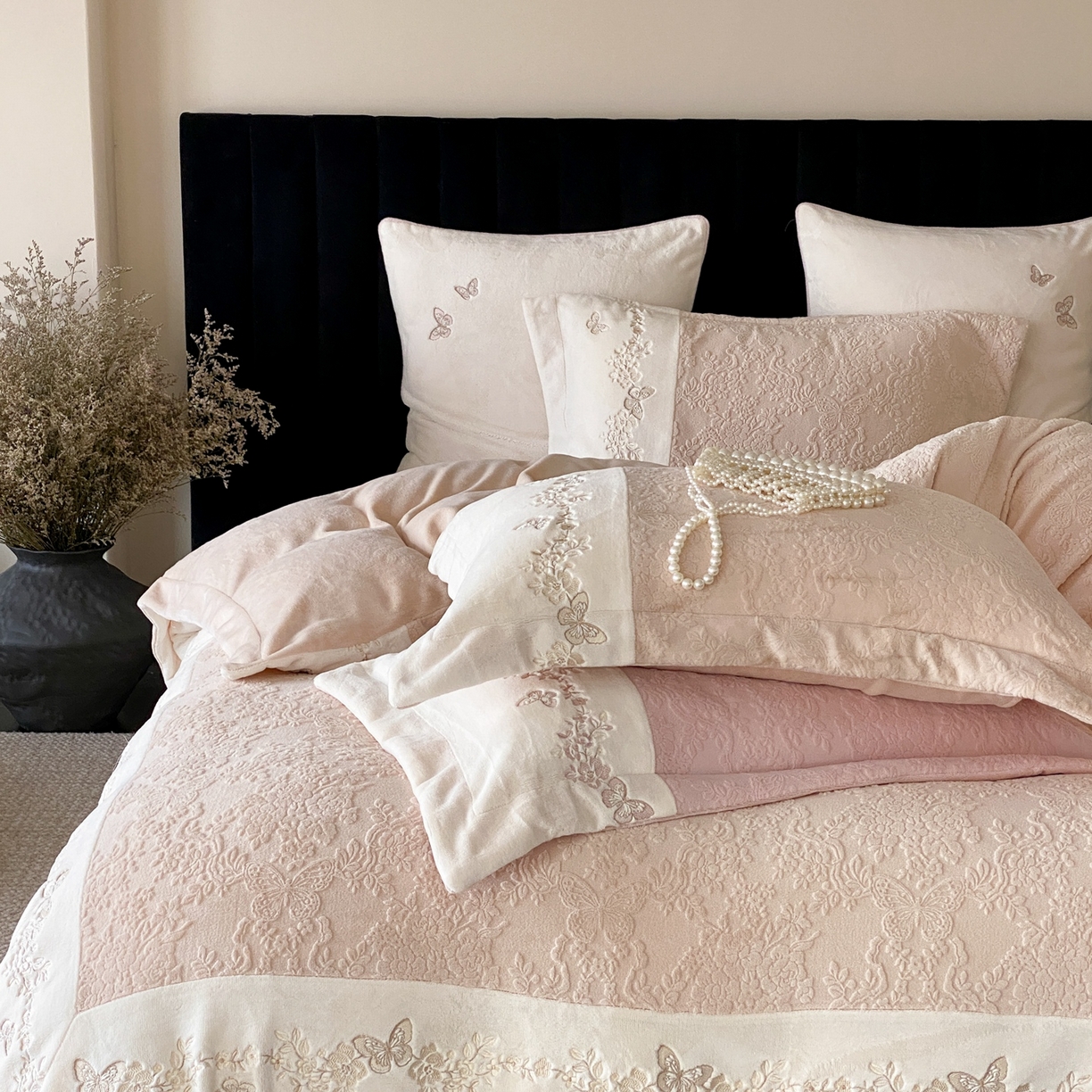 91家纺网 家纺一手货源 找家纺 MIU缪家居 2025新款雕花牛奶绒四件套-爱莉薇 爱莉薇-奶茶色