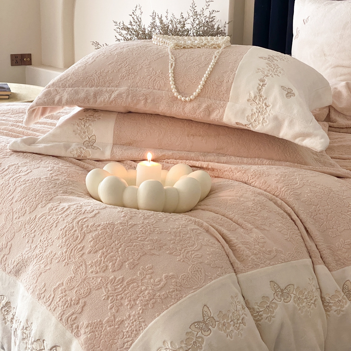 91家纺网 家纺一手货源 找家纺 MIU缪家居 2025新款雕花牛奶绒四件套-爱莉薇 爱莉薇-奶茶色