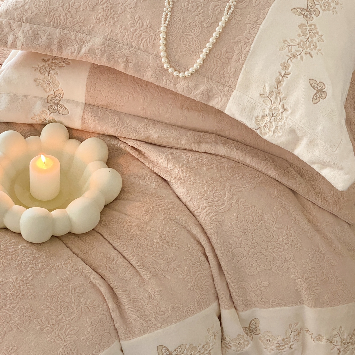 91家纺网 家纺一手货源 找家纺 MIU缪家居 2025新款雕花牛奶绒四件套-爱莉薇 爱莉薇-奶茶色