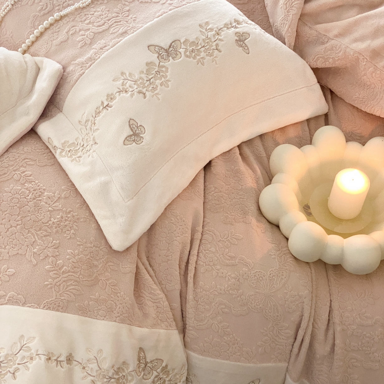 91家纺网 家纺一手货源 找家纺 MIU缪家居 2025新款雕花牛奶绒四件套-爱莉薇 爱莉薇-奶茶色