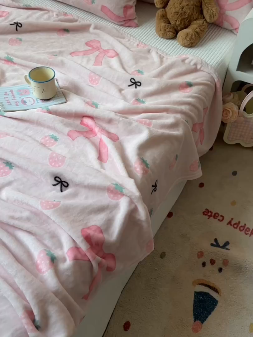 91家纺网 家纺一手货源 找家纺 韩巢家纺 2025新款四季可用牛奶绒多功能毛毯 草莓园