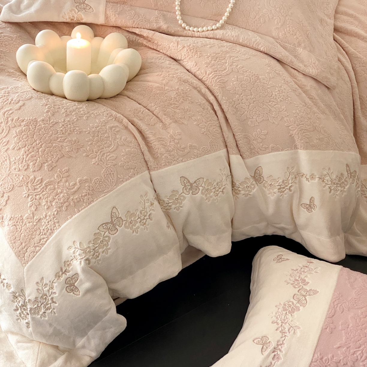 91家纺网 家纺一手货源 找家纺 MIU缪家居 2025新款雕花牛奶绒四件套-爱莉薇 爱莉薇-奶茶色