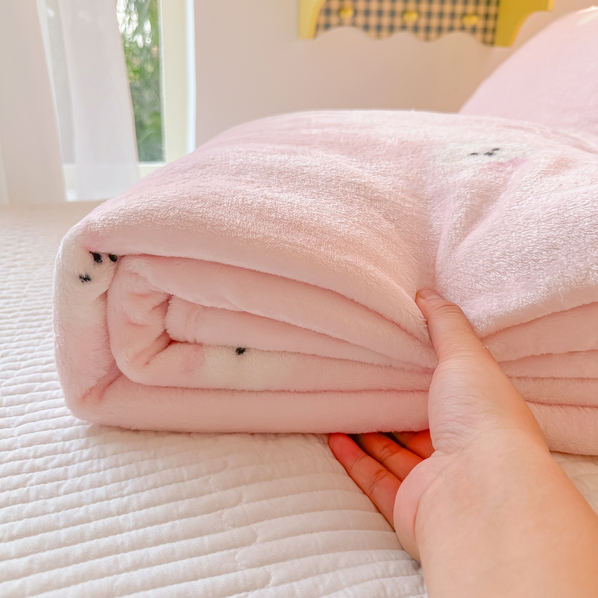 91家纺网 家纺一手货源 找家纺 韩巢家纺 2025新款四季可用牛奶绒多功能毛毯 可爱狗头-粉