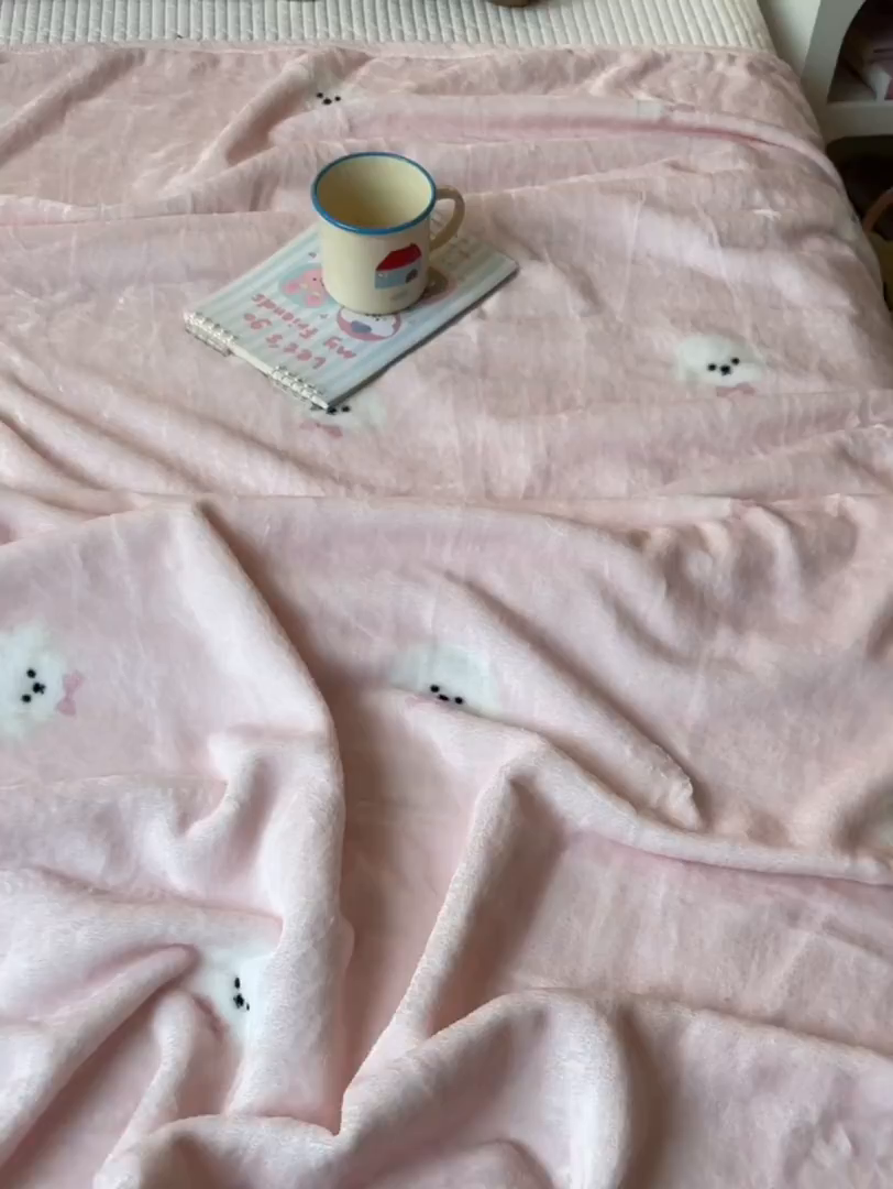 91家纺网 家纺一手货源 找家纺 韩巢家纺 2025新款四季可用牛奶绒多功能毛毯 可爱狗头-粉